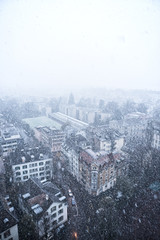Häuser in Zürich bei Schneefall von oben 