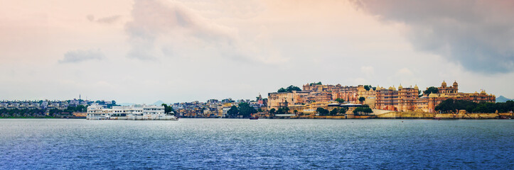 Lake Pichola and City Palace, Udaipur, Rajasthan, India, Asia