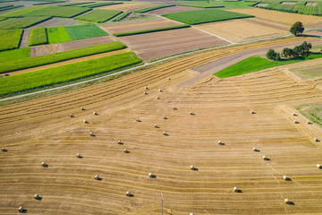 Landschaft mit Stohballen aus der Luft © Martin Schlecht