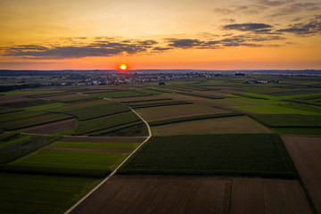 Maisfelder aus der Luft bei Sonnenuntergang