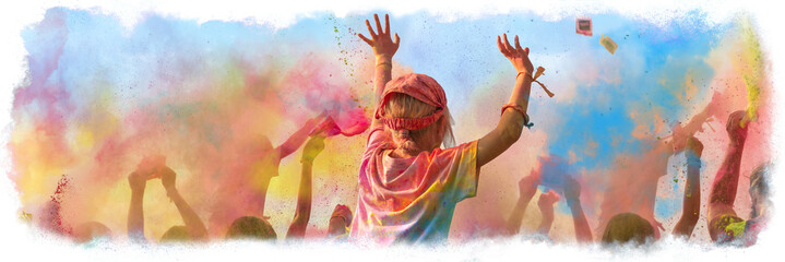 Breitbild - Holi Fest begeisterte Menschen jubeln auf einem Holifestival, tanzen und werfen mit...