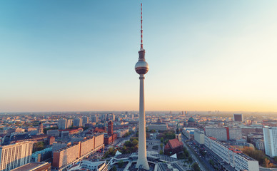 Fototapeta premium Wieża telewizyjna w Berlinie podczas zachodu słońca