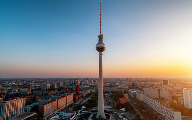 Fototapeta premium panoramiczny widok na Berlin podczas zachodu słońca