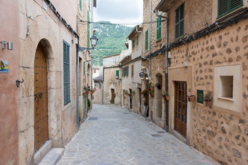 Fototapeta na wymiar narrow streets of Valldemossa in Mallorca