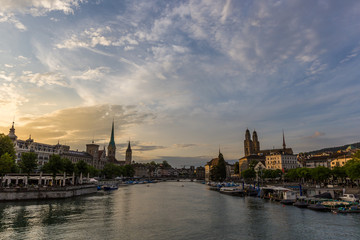 Obraz premium Historic Zurich downtown skyline with Fraumunster and Grossmunster churches at lake zurich during sunset, Switzerland