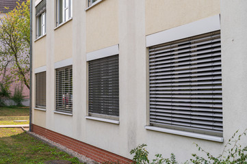 Außenjalousien in verschiedenen Stellungen
