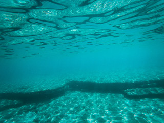 Fototapeta na wymiar Fondale marino della Grecia con pesci e scogli