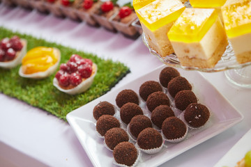 Różnokolorowe ciastka , ciasteczka i torciki prezentowane na pokazach cukierniczych