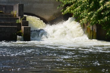 Tosende Wassermassen am Stauwehr