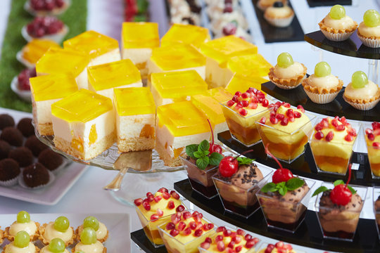 Różnokolorowe ciastka , ciasteczka i torciki prezentowane na pokazach cukierniczych