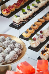 Różnokolorowe ciastka , ciasteczka i torciki prezentowane na pokazach cukierniczych