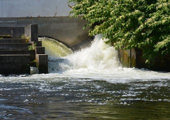 Tosende Wassermassen am Stauwehr