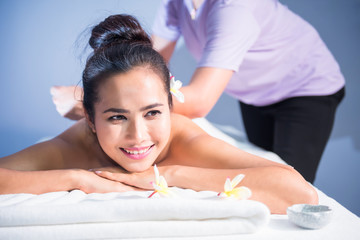 Obraz na płótnie Canvas Thai oil massage to attractive woman