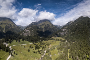 Fototapeta na wymiar vista panoramica di monti sopra la piana del Gaver in Italia