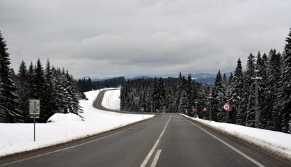 Obraz premium the road from the Tihuta pass in winter