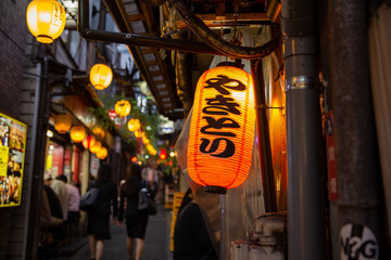 Traditionelle japanische Laterne in einer engen Gasse am Abend
