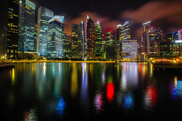 Naklejka premium Financial district Marina Bay in Singapore night view.