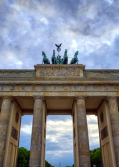 Obraz premium The Brandenburg Gate located in Pariser Platz in the city of Berlin, Germany.