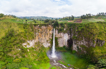 Obraz premium Aerial view Sipiso-piso waterfall in Sumatra, travel destination in Berastagi and Lake Toba, Indonesia.