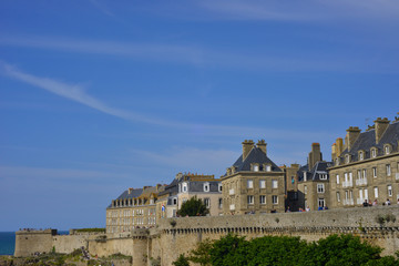 Fototapeta na wymiar Les remparts de Saint-Malo (35400) et ses maisons de pierres, département d' Île-et-Vilaine en région Bretagne, France
