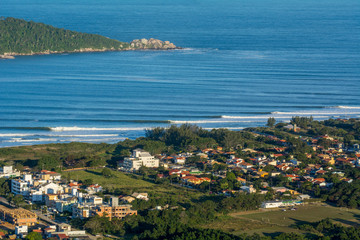 Obraz premium Aerial view from Morro do Lampiao at good wave lines in Campeche beach Florianópolis Brazil