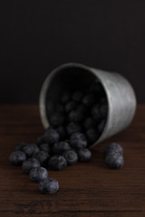 arandanos con fondo oscuro