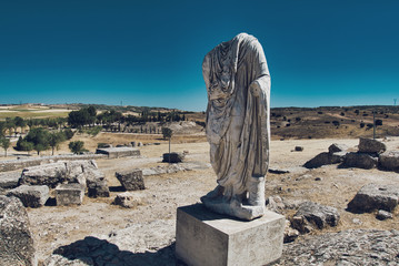 Restos de escultura romana en parque arqueológico romano