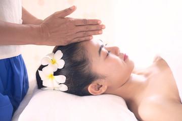 Obraz na płótnie Canvas Beauty woman massage in spa salon
