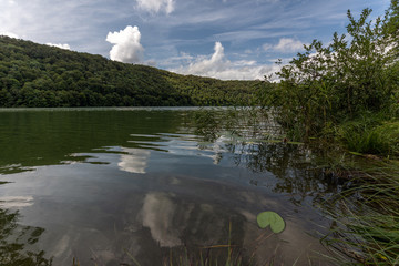 Lac paisible dans le jura