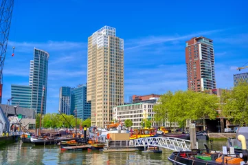 Fotobehang De grachten en waterwegen in de stad Rotterdam, Nederland. © Jbyard