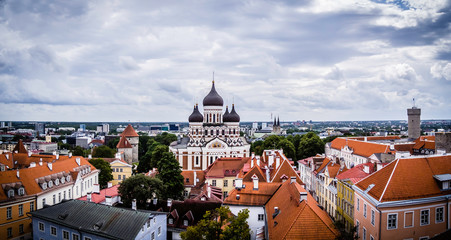 Obraz premium Beautiful skyline of Tallinn old town featuring Alexander Nevsky Cathedral