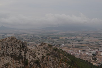 Vista desde una montaña española en un día nublado