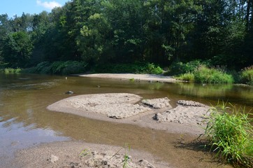 Flussbett bei Niedrigwasser - Sandbank freiliegend 