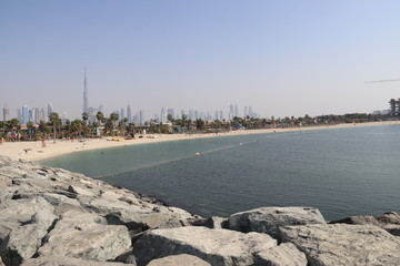 Plage et skyline à Dubaï, Émirats arabes unis	