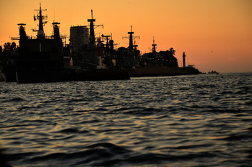 Fototapeta premium silhouette of a ship at sunset