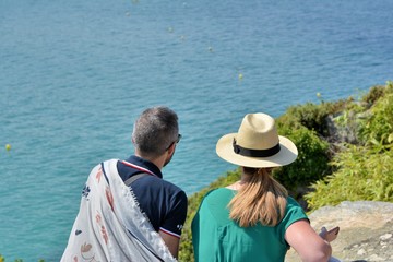 Un couple face à la mer en Bretagne