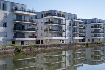 Immeubles au bord de l'eau