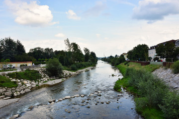 Fototapeta premium Mangfall in Kolbermoor, Blick von einer Brücke, über Felsen im Fluss