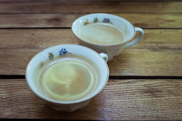 Deux tasses de café en porcelaine vintage sur une table en bois