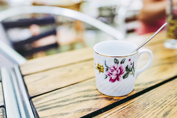 Tasse en porcelaine ancienne avec motif fleuri