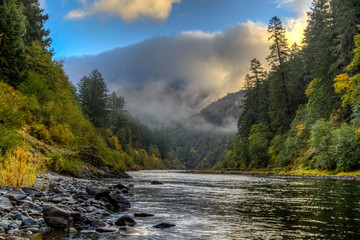 Crisp fall morning on the Rogue River in Oregon. - obrazy, fototapety, plakaty