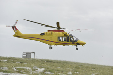 Fototapeta na wymiar elicottero della protezione civile durante una esercitazione