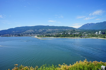 Fototapeta na wymiar Beautiful Vancouver bay beach and mountain seen from Stanley park 