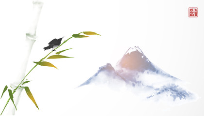 Vogel, der auf Bambusbaum und weit blauen Bergen sitzt. Traditionelle orientalische Tuschemalerei sumi-e, u-sin, go-hua. Hieroglyphe - Klarheit. © elinacious
