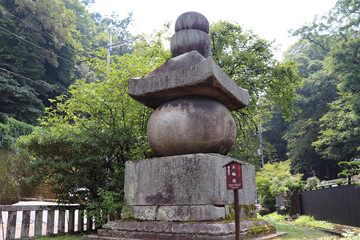 京都八幡・石清水八幡宮に残る巨大な五輪塔