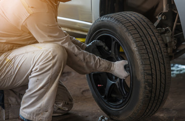 auto mechanic Removing car wheels