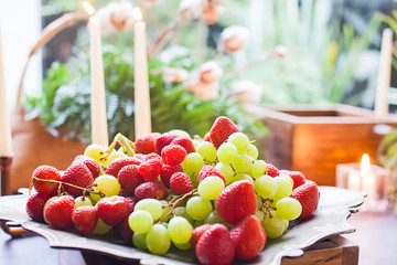Teller mit Trauben und Erdbeeren