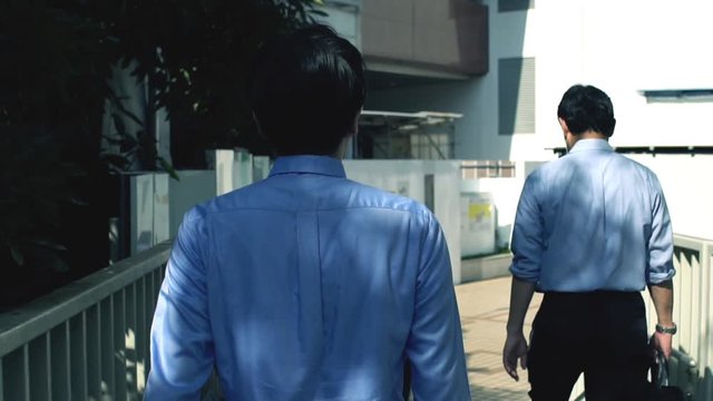 　外を歩く日本人ビジネスマン