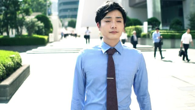 　外を歩く日本人ビジネスマン