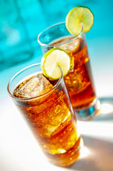 Cuba Libre, Cocteles y bebidas alcoholicas en base a ron y cola